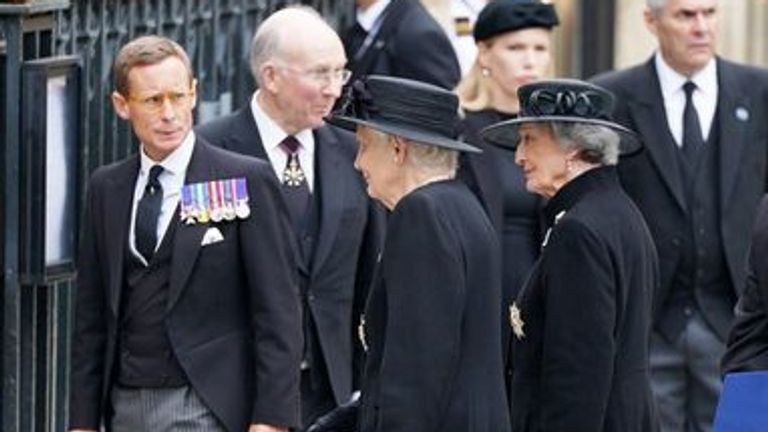 Лейди Хъси (вдясно) присъства на погребението на кралицата в Уестминстърското абатство