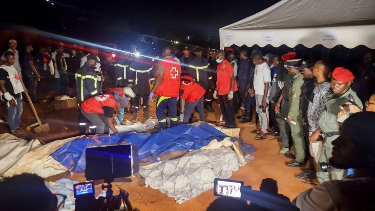 Rescuers prepare to carry a body after a landslide, which killed people who were attending a funeral, the governor of Cameroon&#39;s Centre Region said, in Yaounde, Cameroon November 27, 2022. REUTERS/Amindeh Blaise Atabong