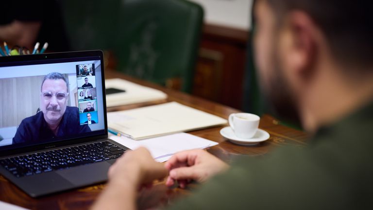 L'acteur Liev Schreiber lors d'un appel Zoom avec le président ukrainien Volodymyr Zelenskyy 