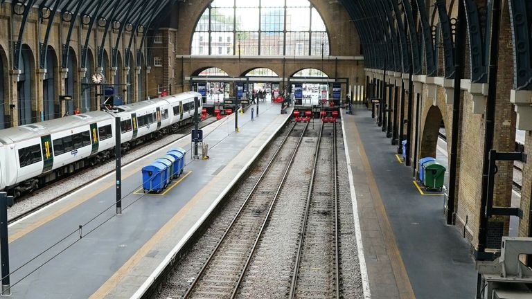 Празни платформи на гара Kings Cross в Лондон по време на предишна стачка (снимка от файла)