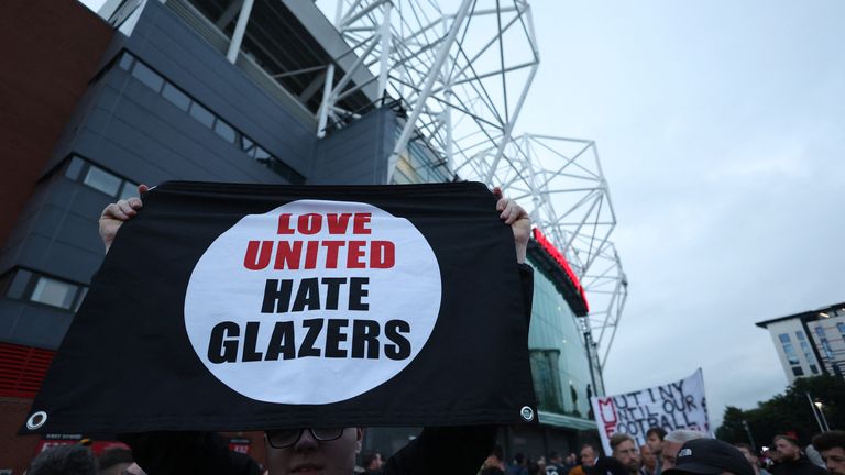 Manchester United taraftarları, Ağustos 2022'de Old Trafford'daki Liverpool maçı öncesinde protesto gösterisi yaptı.