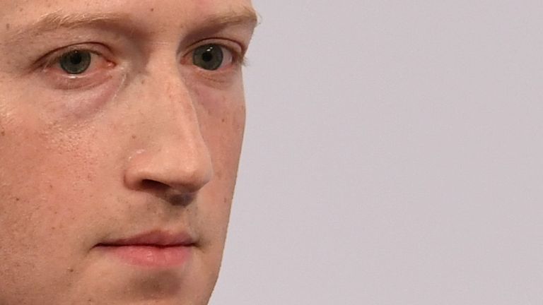 FOTO DO ARQUIVO: O presidente e CEO do Facebook, Mark Zuckerberg, participa da Conferência Anual de Segurança de Munique na Alemanha, em 15 de fevereiro de 2020. REUTERS/Andreas Geibert/Foto de arquivo