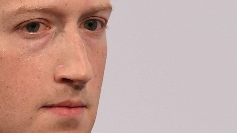 FILE PHOTO: Le président-directeur général de Facebook, Mark Zuckerberg, assiste à la conférence annuelle de Munich sur la sécurité en Allemagne, le 15 février 2020. REUTERS / Andreas Gebert / File Photo