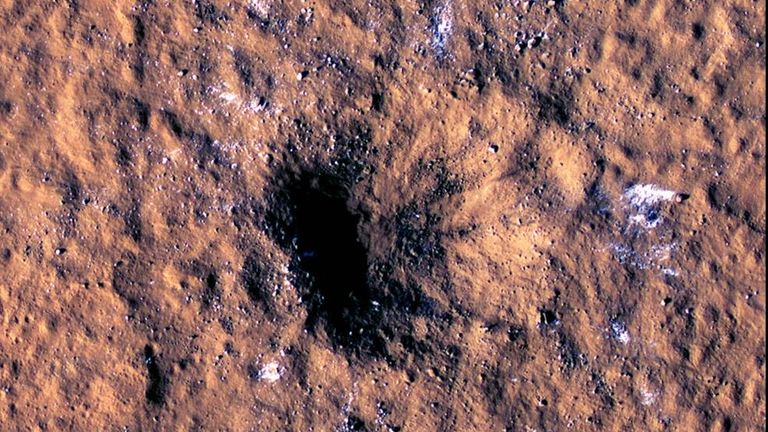 Boulder-size blocks of water ice can be seen around the rim of an impact crater on Mars, as viewed by the High-Resolution Imaging Science Experiment (HiRISE camera) aboard NASA’s Mars Reconnaissance Orbiter. The crater was formed Dec. 24, 2021, by a meteoroid strike in the Amazonis Planitia region.
Credits: NASA/JPL-Caltech/University of Arizona