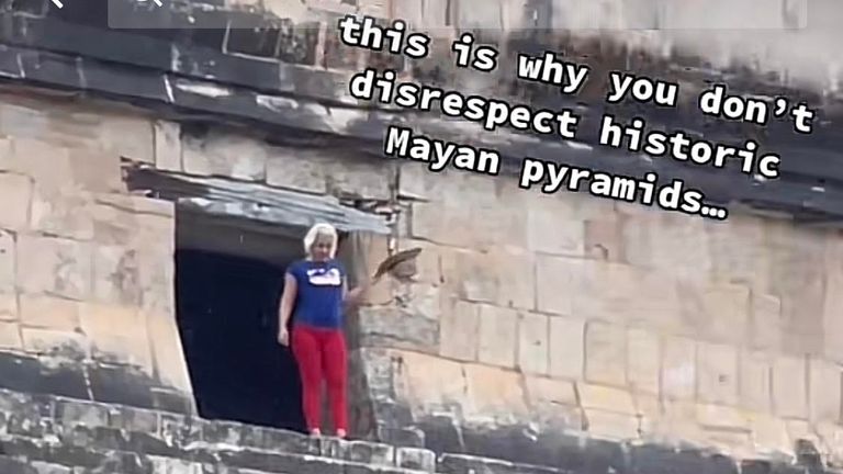 Un turista fischia e fischia dopo aver scalato un’antica piramide in Messico |  notizie dal mondo