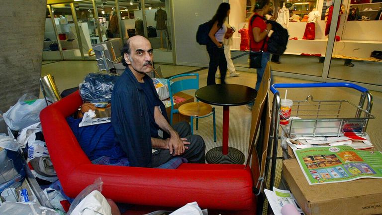 في الصورة مهران كريمي ناصري في مطار شارل ديغول في أغسطس 2004.  الصورة: AP 