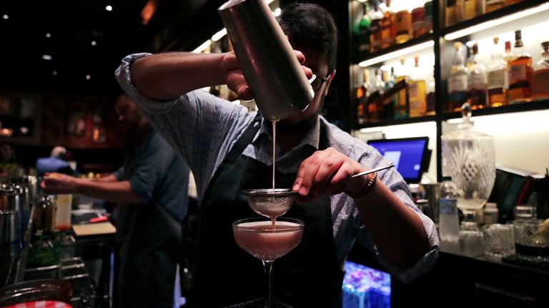 Bu 10 Aralık 2019'da, miksaj uzmanı Julian Bernal, Boston'daki bodrum katı barı Wink & Nod'da bir kokteyl hazırlıyor.  Amerikalılar, alkol karşıtlarının aşırı içki içmenin aile hayatını mahvettiği iddiasını başarılı bir şekilde öne sürdükleri Yasağa giden zamana kıyasla şu anda kişi başına daha fazla alkol tüketiyor.  (AP Fotoğrafı/Charles Krupa)