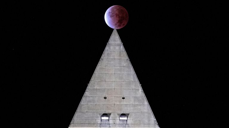 bu "Kunduz kanlı ay" Washington Anıtı'nın üzerinde parçalı ay tutulması görülüyor