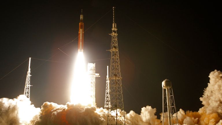 Roket bulan NASA generasi berikutnya, roket Space Launch System (SLS) dengan kapsul kru Orion, lepas landas dari Launch Complex 39-B misi tak berawak Artemis1 ke bulan di Cape Canaveral, Florida, pada 16 November 2022. REUTERS / Joe Skipper