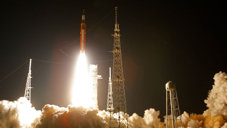 NASA&#39;s next-generation moon rocket, the Space Launch System (SLS) rocket with the Orion crew capsule, lifts off from launch complex 39-B on the unmanned Artemis1 mission to the moon at Cape Canaveral, Florida, U.S. November 16, 2022. REUTERS/Joe Skipper