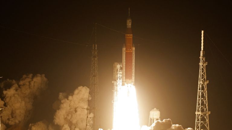 انطلق صاروخ القمر القادم من ناسا ، صاروخ نظام الإطلاق الفضائي (SLS) مع كبسولة طاقم أوريون ، من مجمع الإطلاق 39-B على متن مهمة Artemis 1 غير المأهولة إلى القمر في كيب كانافيرال ، فلوريدا ، الولايات المتحدة الأمريكية ، في 16 نوفمبر.  ، 2022. رويترز / جو سكيبر