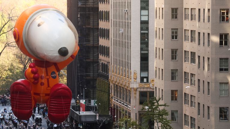 Astronaut Snoopy balloon flies during the 96th Macy&#39;s Thanksgiving Day Parade in Manhattan, New York City, U.S., November 24, 2022. REUTERS/Brendan McDermid