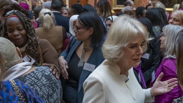 Файлова снимка от 29/11/2022 на Нгози Фулани (в средата вляво) на прием в Бъкингамския дворец, Лондон.  Известен чернокож защитник на жертвите на домашно насилие разкри как многократно е била канена на среща от член на семейството на Бъкингамския дворец на приема на кралицата, където тя каза 