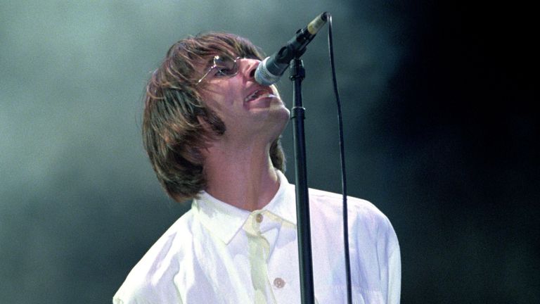 Oasis - Knebworth Liam Gallagher, du groupe Oasis, en concert à Knebworth dans le Hertfordshire. Photo par : Stéphane Rousseau/PA Archives/PA Photos Date de prise : 10 août 1996