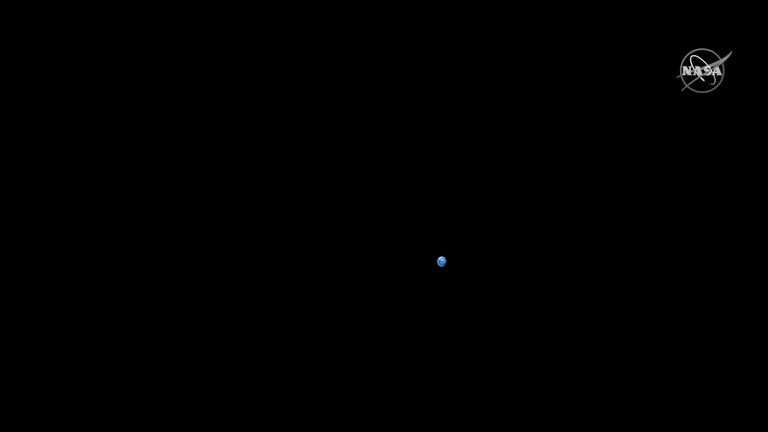 NASA'dan gelen bu bilgi notu, NASA'nın Orion uzay aracından ayın arkasındayken çekilen dünyayı gösteriyor Pic:AP