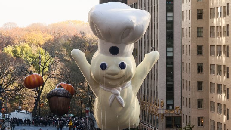 Le ballon Pillsbury Doughboy est vu lors du 96e défilé de Thanksgiving de Macy à Manhattan, New York City
