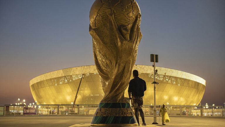 Футбол Футбол – Преглед на Световното първенство по футбол в Катар 2022 г. – Лусаил, Катар – 10 ноември 2022 г. Мъж държи копие на трофея от Световното първенство извън стадион Лусаил преди Световното първенство REUTERS / Марко Джурица
