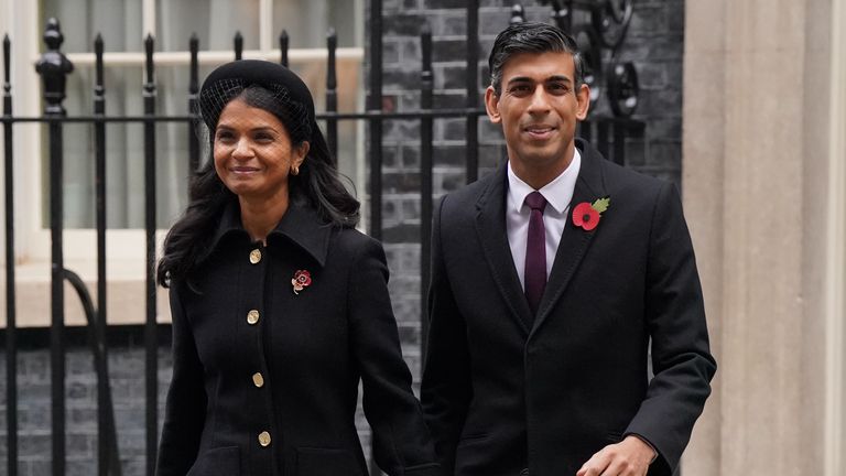Rishi Sunak with his wife, Askhata Murty outside 10 Downing Street