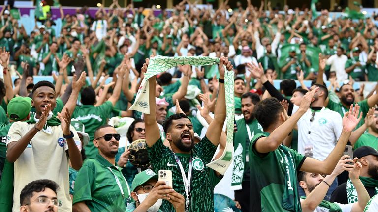 Suudi Arabistan taraftarları maç öncesi tribünde