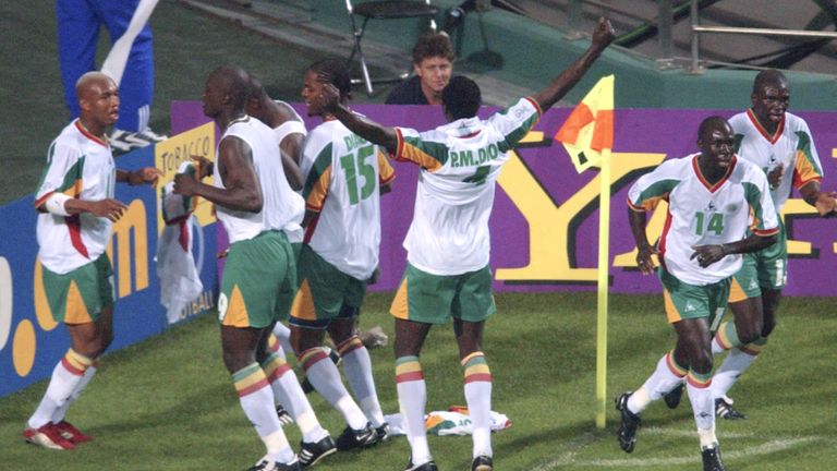 Le Sénégal célèbre après que le milieu de terrain Pape Bouba Diop a marqué le premier but de son match d'ouverture contre la France au stade de la Coupe du monde de Séoul le 31 mai. (Coupe du monde 2002) (Kyodo via AP Images)