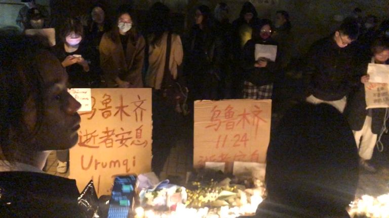 2022 年 11 月 26 日土曜日、ウルムチ (襄港) での火災に言及した反ロックダウン抗議活動中の上海の横断幕。 写真：AP