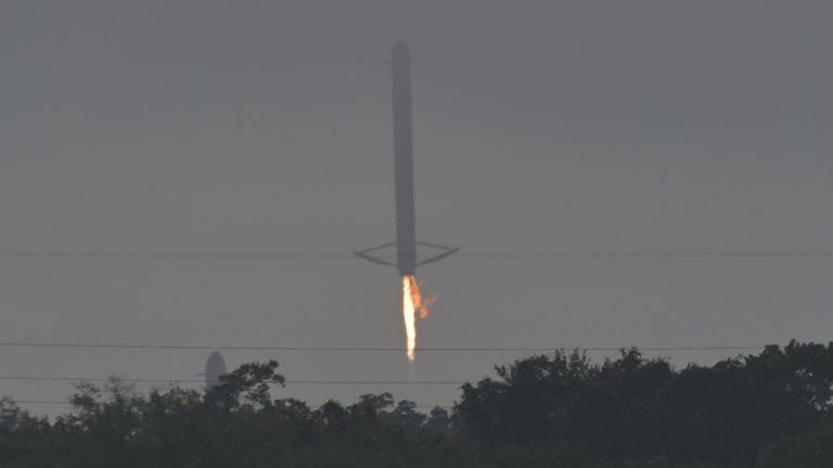 Jeden z dwóch bocznych dopalaczy po wystrzeleniu ląduje SpaceX Falcon Heavy na misji z tajnym ładunkiem US Space Force w Cape Canaveral na Florydzie, USA, 1 listopada 2022 r. REUTERS / Steve Nesius