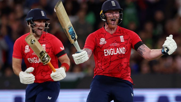 England&#39;s Ben Stokes, right, celebrates hitting the winning runs against Pakistan during the final of the T20 World Cup Cricket tournament at the Melbourne Cricket Ground in Melbourne, Australia, Sunday, Nov. 13, 2022. (AP Photo/Asanka Brendon Ratnayake)