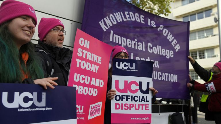Teaching staff, together with other workers and supporters from Imperial College, strike in London, Britain, November 24, 2022. REUTERS/Toby Melville
