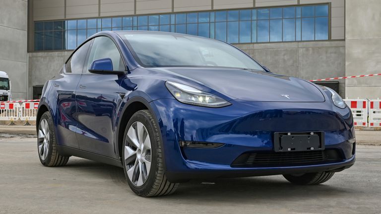 Yepyeni Tesla Model Y doğrudan fabrikadan çıkacak.  Resim: AP