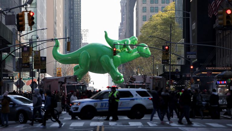 Le ballon Dino de Sinclair vole lors de la 96e parade du jour de Thanksgiving de Macy à Manhattan, New York, États-Unis, le 24 novembre 2022. REUTERS/Andrew Kelly