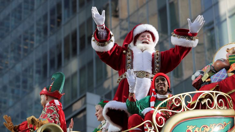 إيماءات بابا نويل خلال موكب عيد الشكر السادس والتسعين لميسي في مانهاتن ، مدينة نيويورك ، الولايات المتحدة ، 24 نوفمبر 2022. رويترز / أندرو كيلي