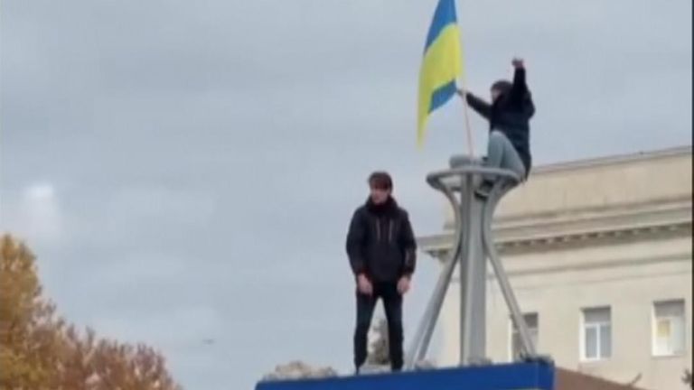 平民在赫尔松悬挂乌克兰国旗