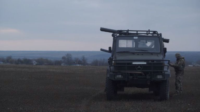 Luptători ucraineni expuși la focul artileriei rusești