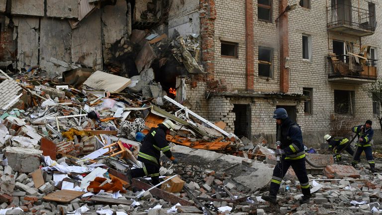 İtfaiyeciler, kurtarılmış Lyman, Donetsk bölgesinde Rus bombardımanından sonra hasar gören bir konut binasının olay yerinde çalışıyor