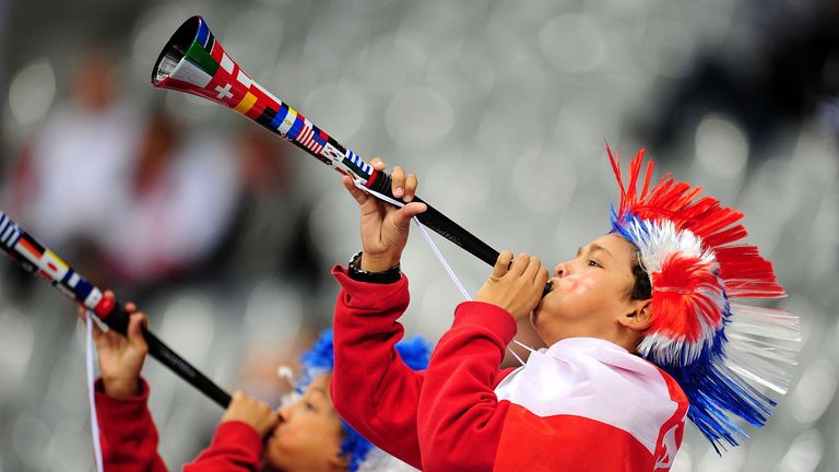 İngiltere taraftarları, Güney Afrika'da düzenlenen 2010 Dünya Kupası'nın başlama vuruşundan önce tribünlerde Vuvuzelas'a desteklerini gösteriyor.