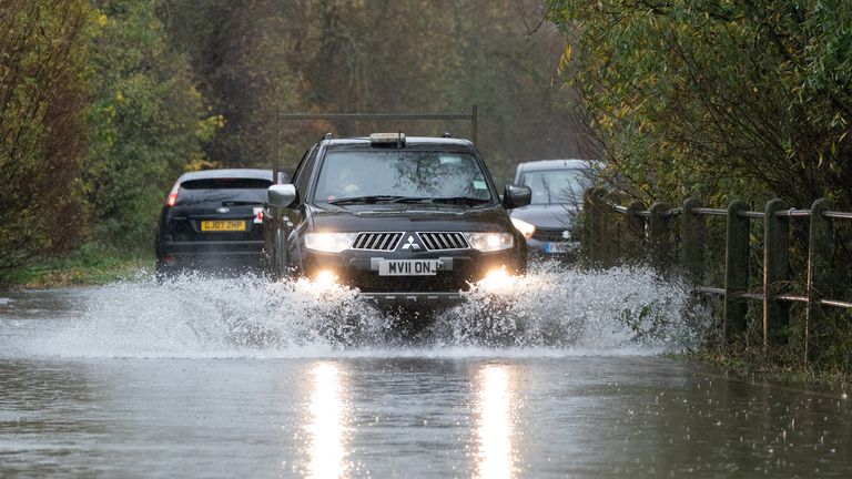 Un automobilista percorre una strada allagata a Mountsorrel, Leicestershire.  Gli automobilisti vengono avvertiti di stare lontani dalle strade mentre le auto rimangono bloccate nelle acque alluvionali a causa dell'acquazzone e il Regno Unito si prepara a soffrire 