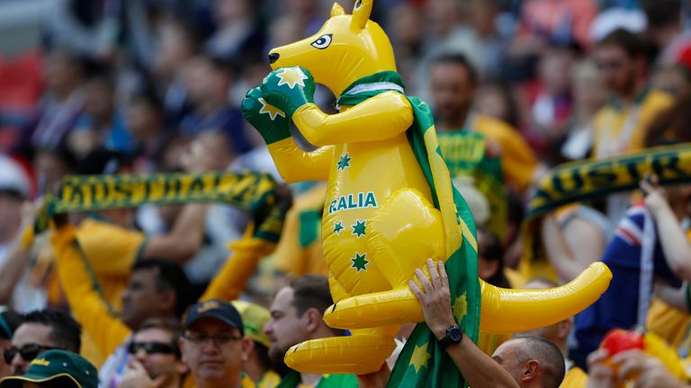 Avustralyalı taraftarlar, 2018'de Fransa ile Avustralya arasında oynanan C grubu maçında şişme bir kanguru tutuyor. Resim: AP