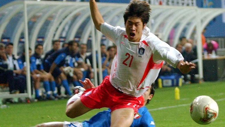 Güney Koreli orta saha oyuncusu Park Ji-Sung (önde), 2002 Dünya Kupası sekizinci finalinde İtalya'ya karşı Güney Kore, Daejeon stadyumunda İtalyan defans oyuncusu Francesco Coco tarafından faul yapılıyor, 18 Haziran 2002