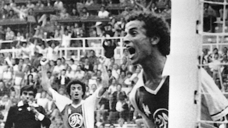 Lakhdar Belloumi de Argelia celebra la victoria de su equipo de Alemania Occidental en 1982. Foto: AP