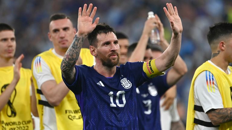 Lionel Messi salutes the crowd after Argentina&#39;s win over Poland