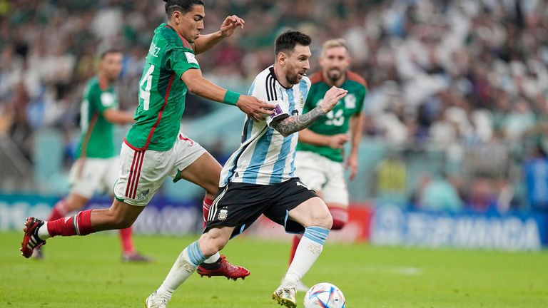 Lionel Messi dribbles past Erick Gutierrez