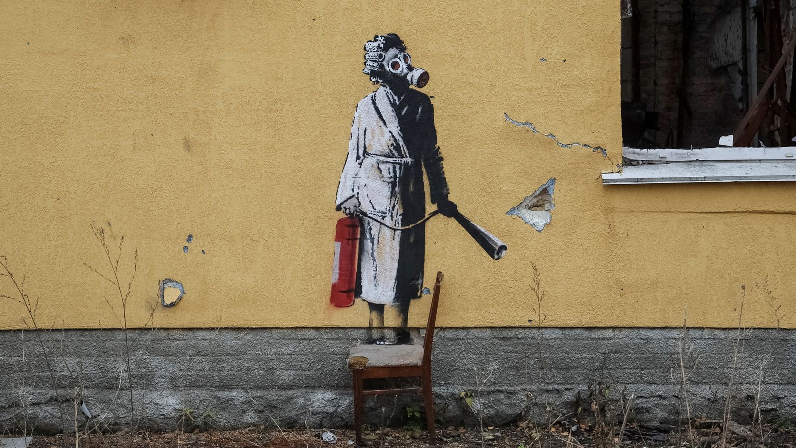 Group try to steal Banksy mural from wall in Ukrainian town