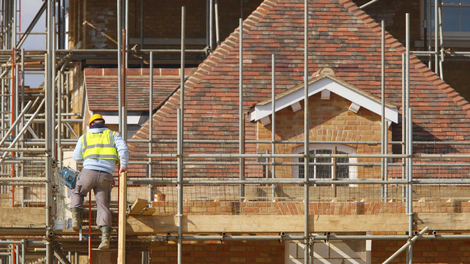 Housebuilding falls sharply as mortgage rates rise