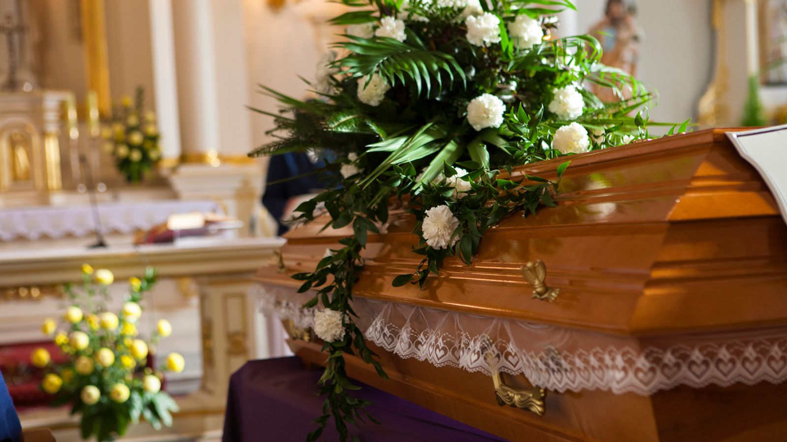 Семейство кремира грешно тяло след объркване в болница в Южен Уелс