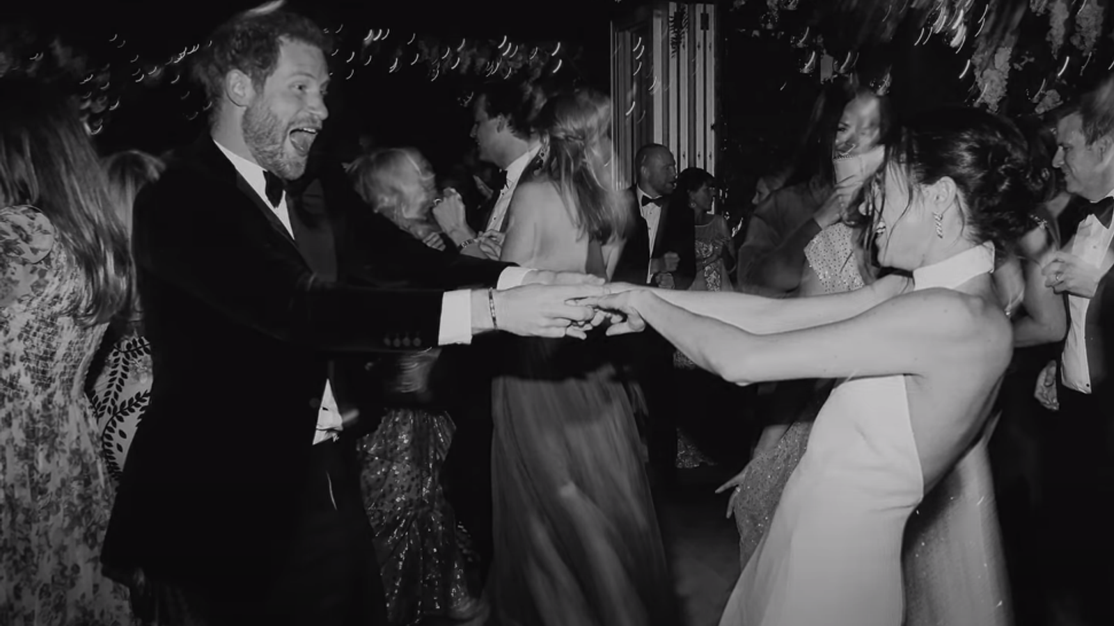 Принц Гарри и Меган вспоминают свой «игривый» первый танец на свадьбе в последнем клипе от Netflix |  Новости Великобритании