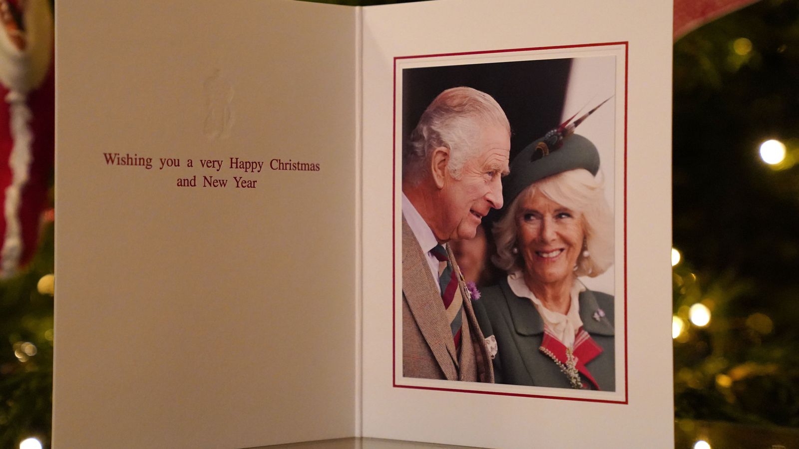 Кинг выбрал фотографию, сделанную за несколько дней до смерти королевы, для своей первой рождественской открытки.  Новости Великобритании