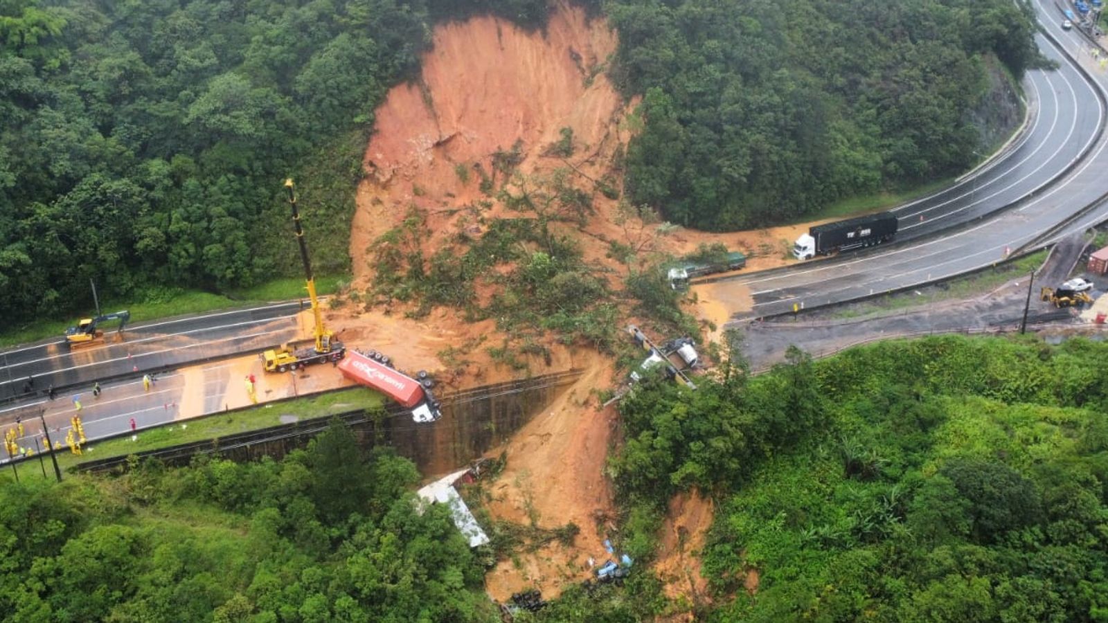 Setidaknya dua tewas dan puluhan hilang setelah tanah longsor di jalan raya di Brazil |  berita Dunia