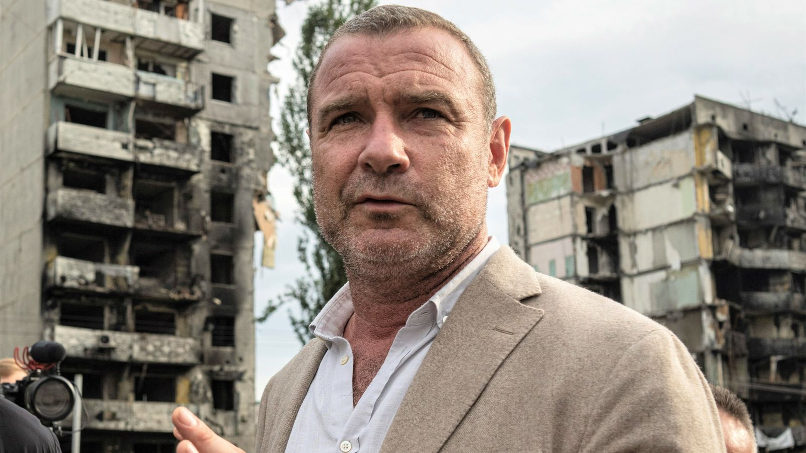 Liev Schreiber on his m fundraising for Ukraine: 'Doctors are carrying out open heart surgery by flashlight'