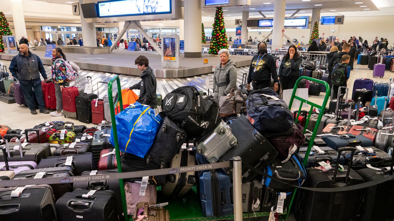 Luggage chaos at US airports as thousands of flights get cancelled due to  winter storm | US News | Sky News