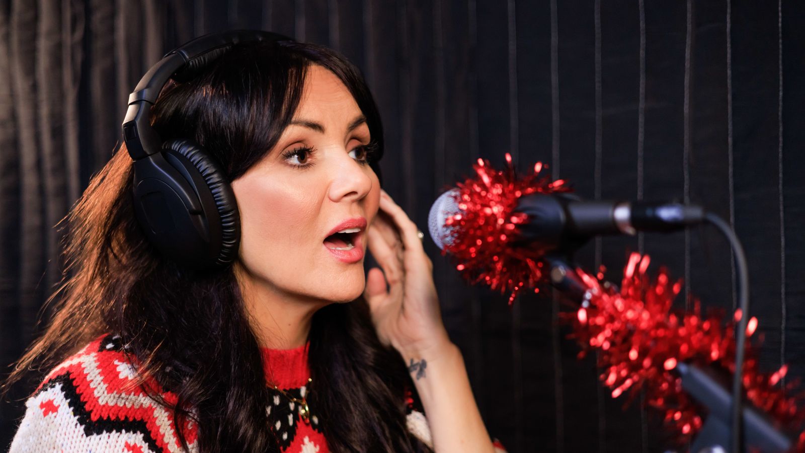 Martine McCutcheon helps Love Actually fan who had voice box removed due to cancer to sing Christmas carol